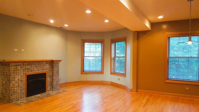 Building Photo - 5336 S Prairie Ave