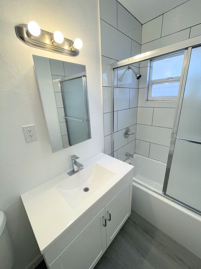 Building Photo - Nicely updated 2bd/1ba in Pico-Union area ...