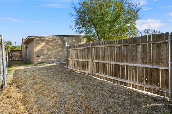 Building Photo - 6005 Dooley Dr