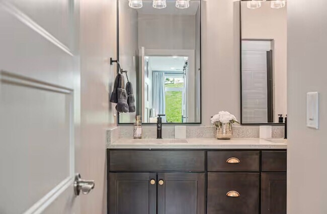 Building Photo - Fully Furnished 2 Master Suites | Luxe Tow...