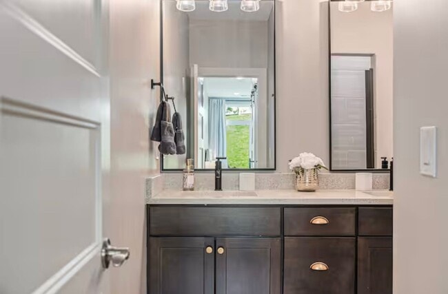 Building Photo - Fully Furnished 2 Master Suites | Luxe Townhome Near UNMC