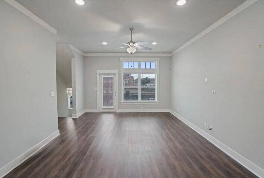 Building Photo - 14890 Granada Dr