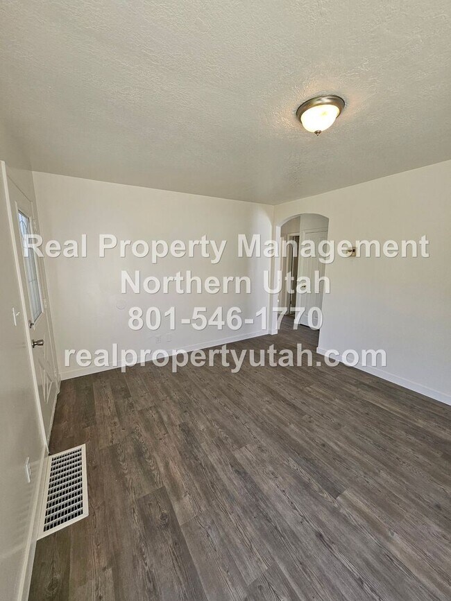 Building Photo - Charming 2-bedroom Home in Layton Now Avai...