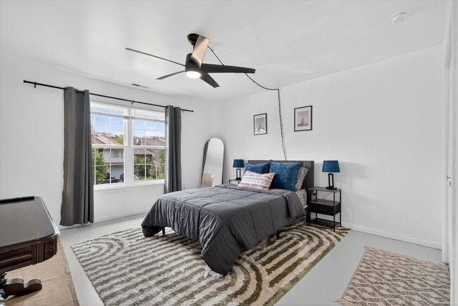 Building Photo - Gorgeous Newly Renovated 3 BR, 2.5 BA Town...