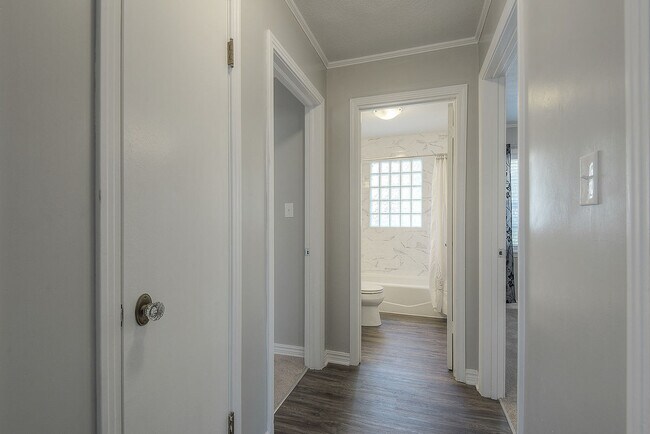 Building Photo - 2324 W 79th Terrace