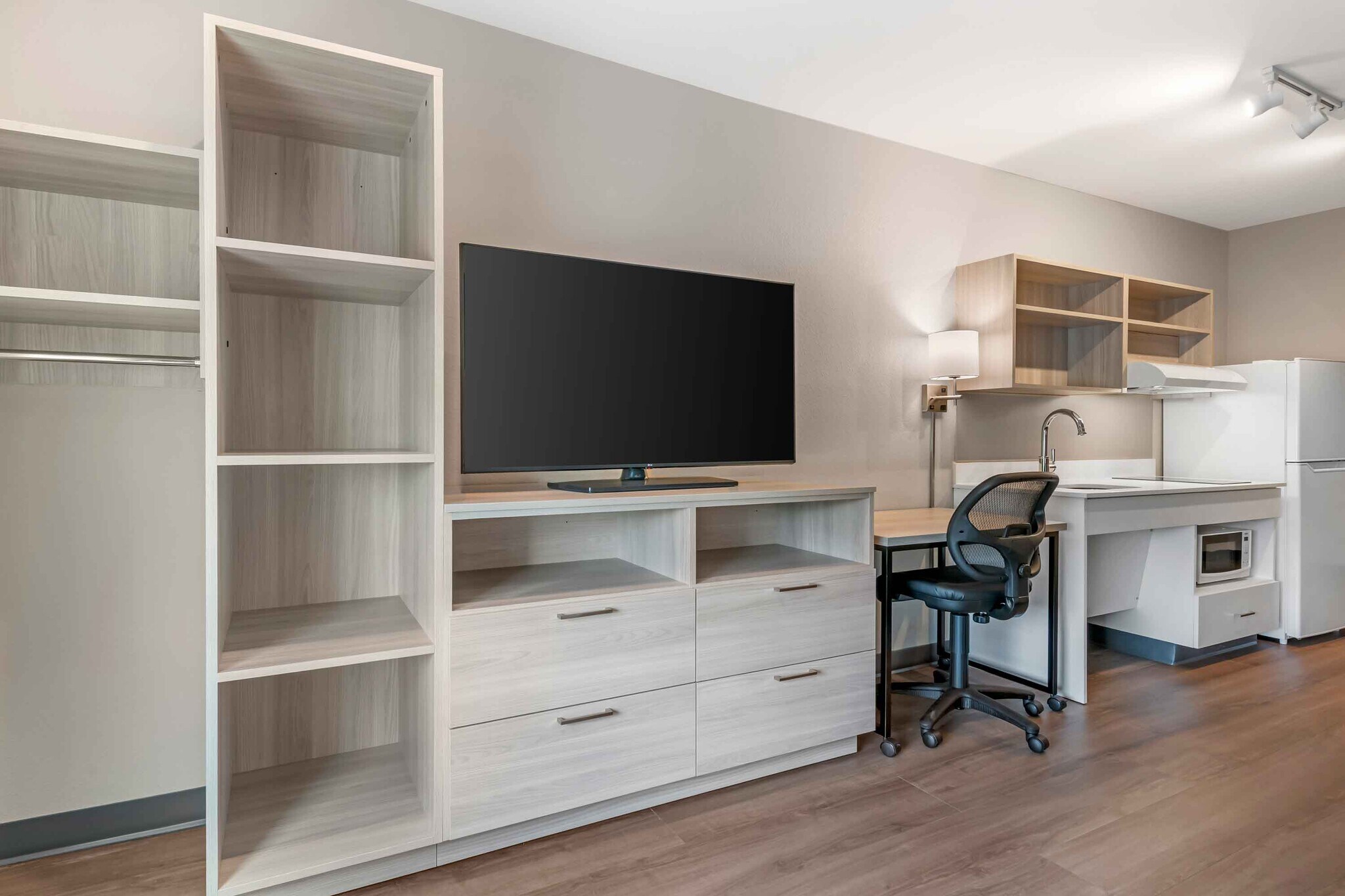Building Photo - Furnished Studio-Wildwood