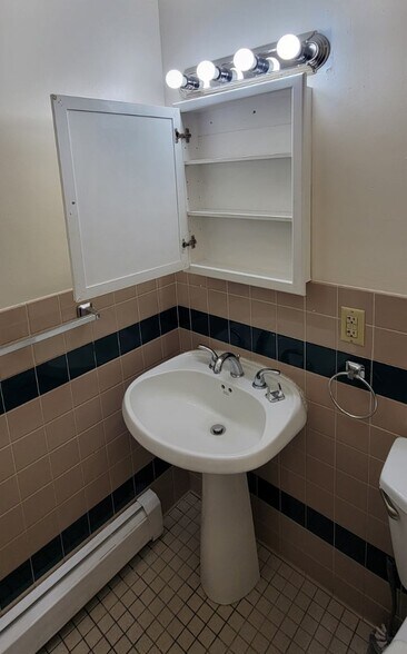 Bathroom Pedestal Sink - 3229 7th Ave