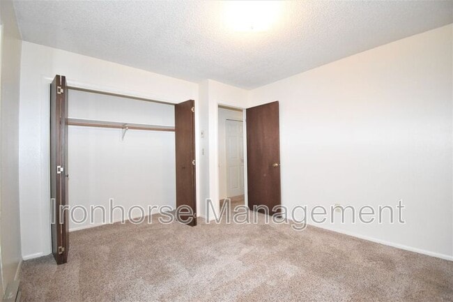 Building Photo - 515 S 15th Ave
