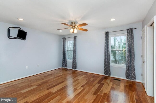 Building Photo - 15090 Holleyside Dr