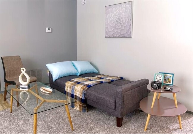 Building Photo - 106 NW Park St