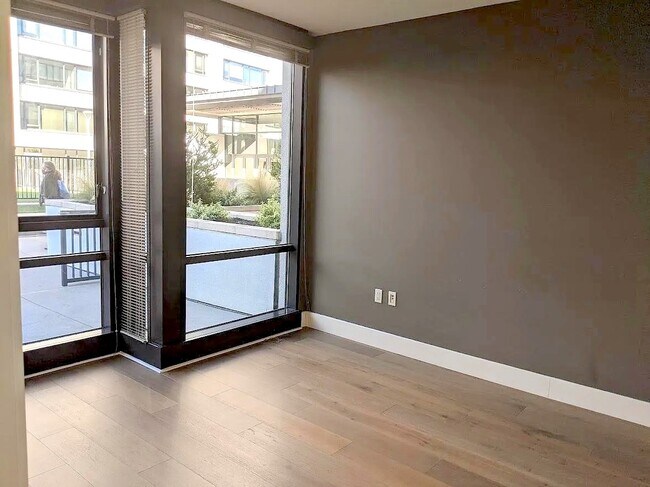 Building Photo - 260 King St