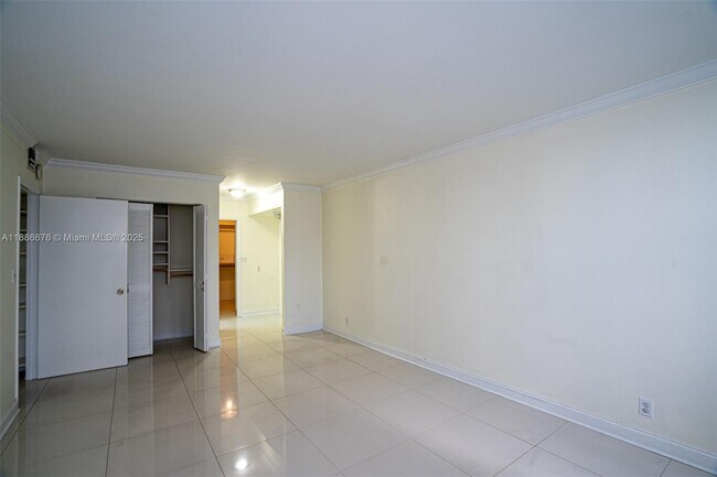 Building Photo - 2500 Parkview Dr