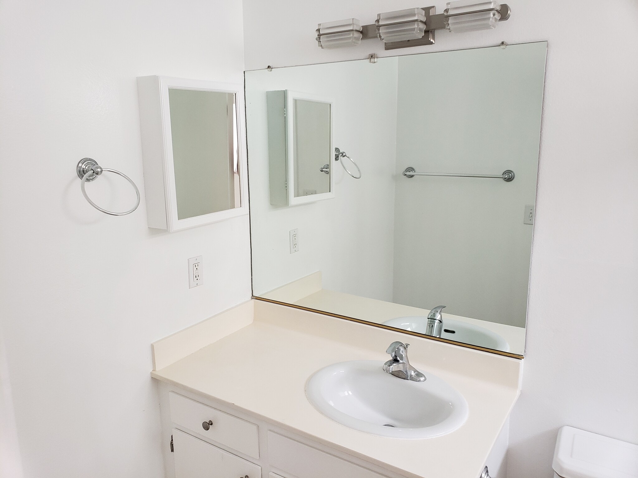 Full Bath - 12333 Texas Ave