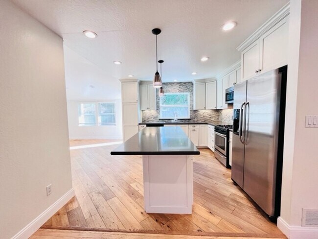 Building Photo - Charming and Move-in Ready 3BD/2BA, Single...