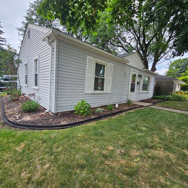Building Photo - Charming 2-Bedroom Ranch in Royal Oak – Co...