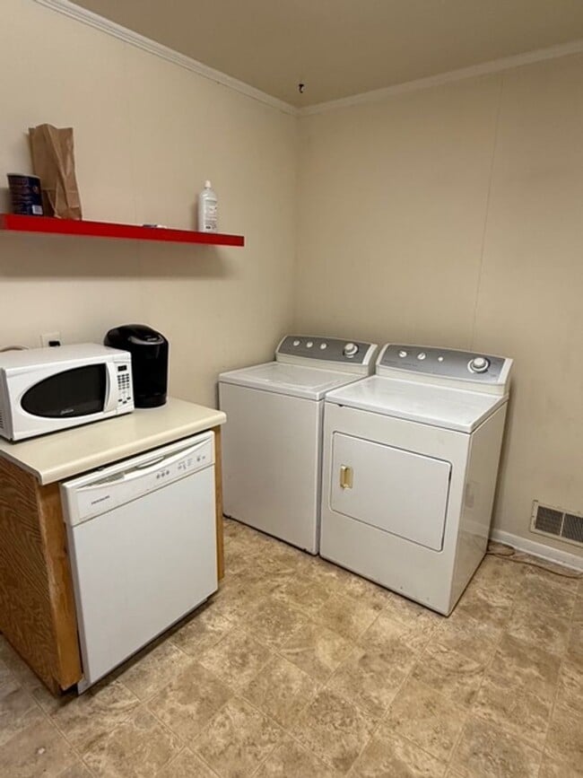 Building Photo - 10-12 Milledge Ct