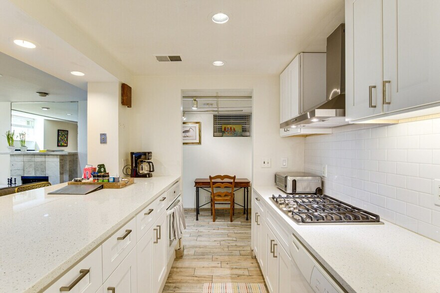 Building Photo - 2238 N Geneva Terrace