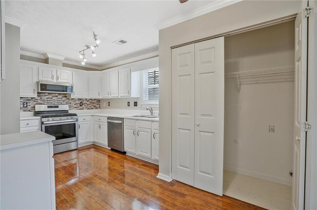 Building Photo - 4910 Lakebrooke Run