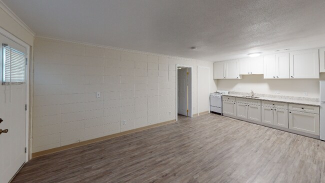 Building Photo - 2034 Riverdale St