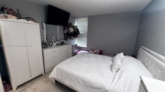 Building Photo - 8860 Fontainebleau Blvd