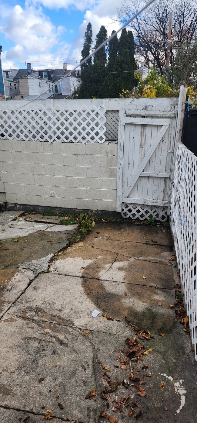 Building Photo - 639 Clinton St