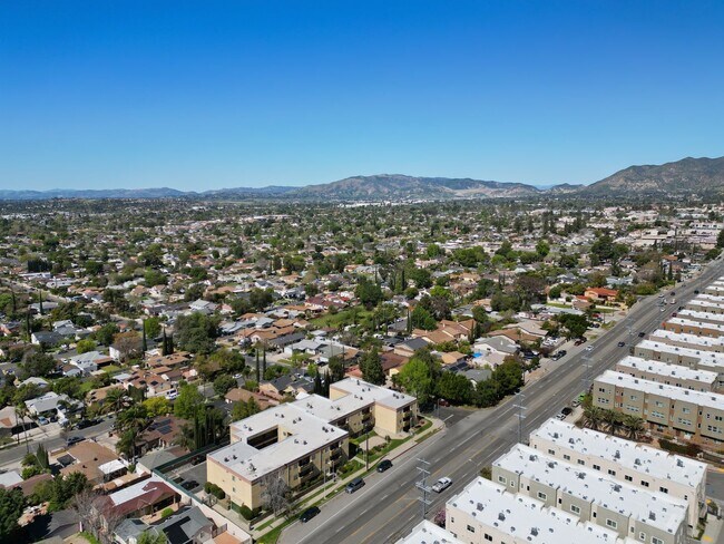 Building Photo - Great Sylmar Location-Upgraded 2/2 Apartment