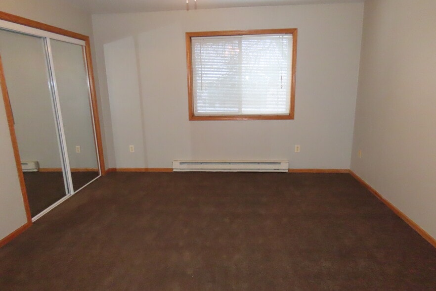 main bedroom13-17 sq fand ceiling fant - 2025 S Main St