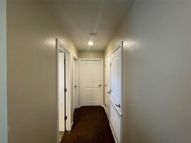 Building Photo - 111 Hillview Ln