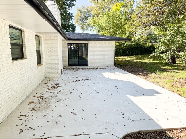 Building Photo - 2302 Brooklawn Dr