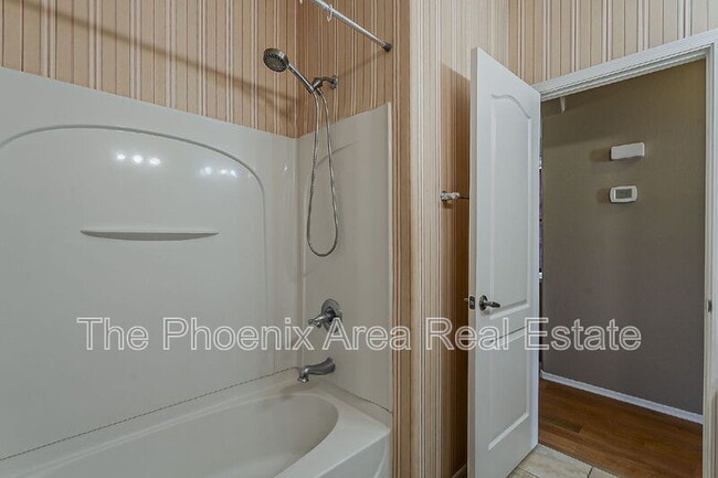 Building Photo - 885 S Osborn Ln