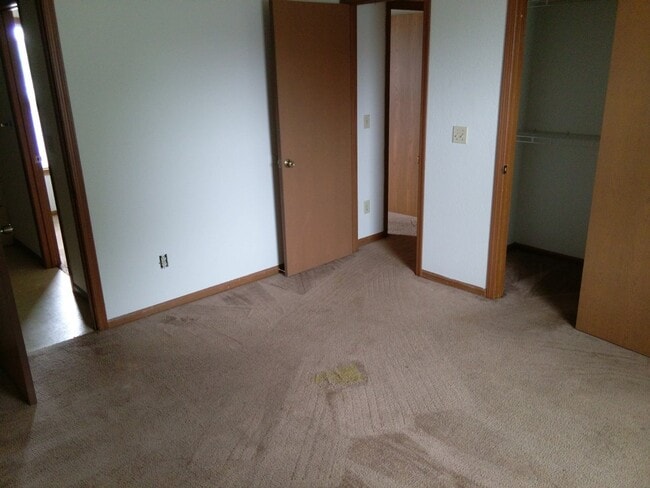 Building Photo - Great 2 Bed 2 Bath 1 Car Garage Split Level Duplex