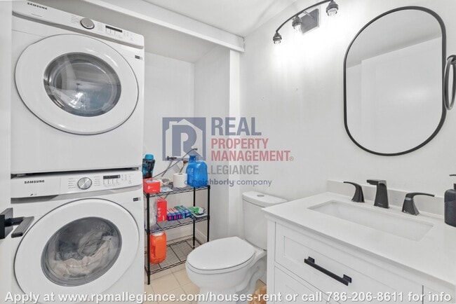 Building Photo - Stylish 2-Bedroom Townhome in Gated Boynto...