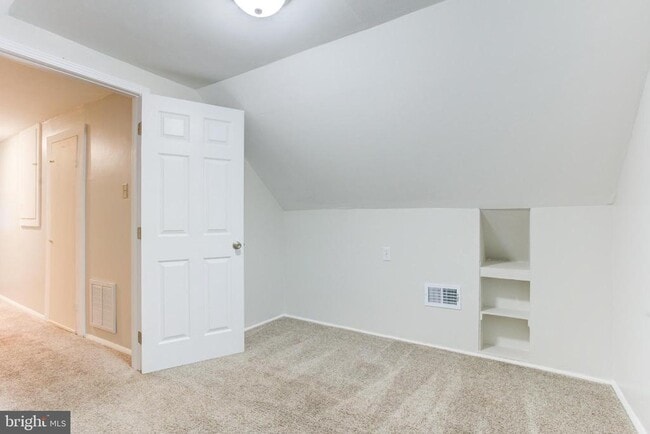 Building Photo - 121 Cabbel Dr