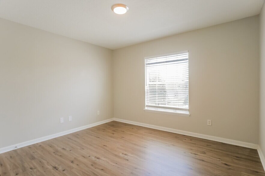 Building Photo - 3305 Turkey Creek Dr