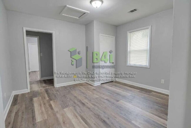 Building Photo - 909 E 8th St