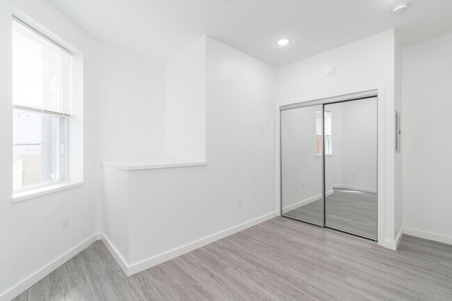 Building Photo - New! Renovated & Modern Apartment