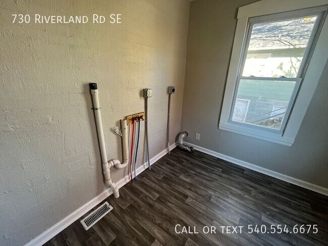 Building Photo - 730 Riverland Rd SE