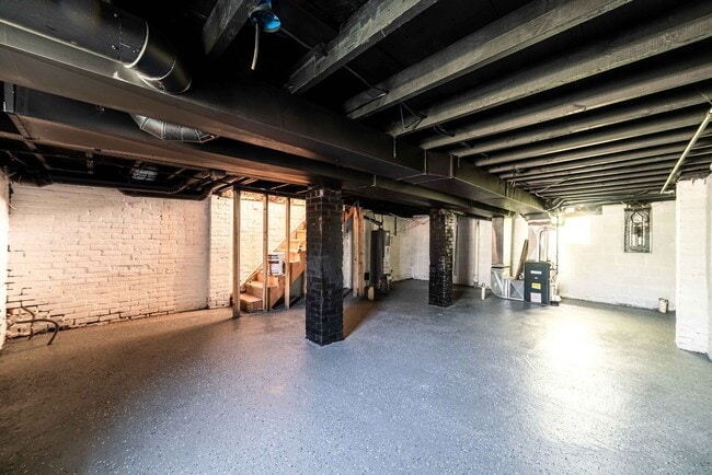 Building Photo - 156 Leicester Ct