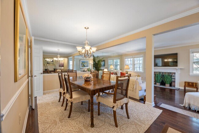 Building Photo - 4 Bedroom, 3.5 Bath Furnished Townhouse Available