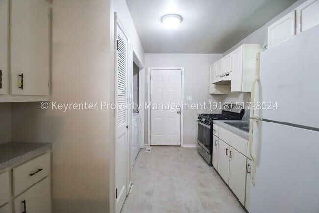 Building Photo - 2144 N Garrison Pl