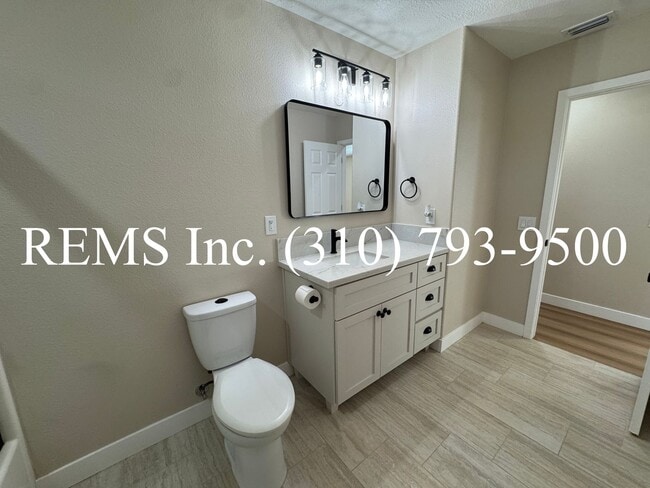 Building Photo - Remodeled Hersperia Front House with Laundry and Parking