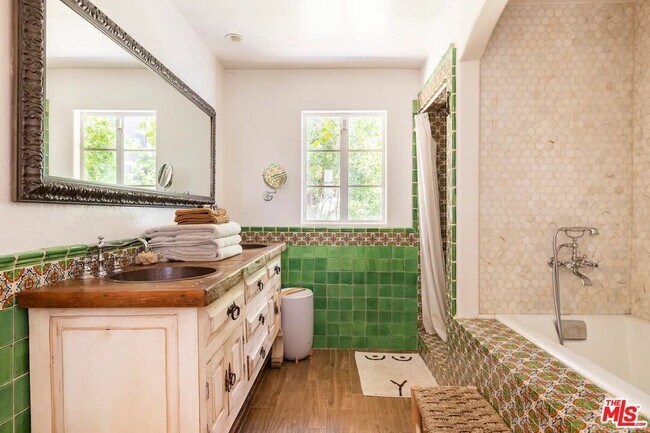 Building Photo - 3539 Canon Dr