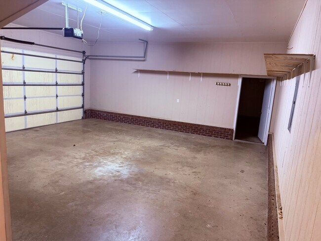 Building Photo - 364 Spring Hill Dr