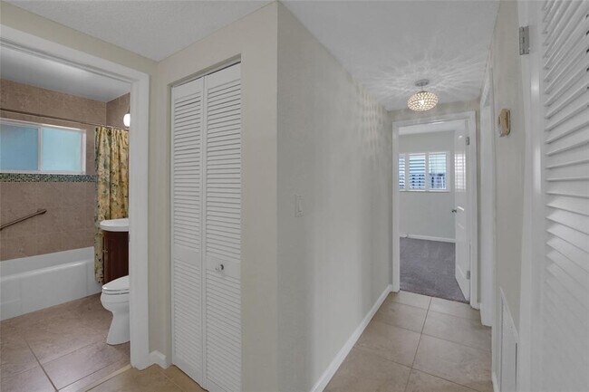 Building Photo - 2725 SE 5th Ct