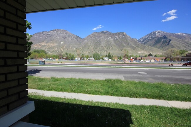 Building Photo - 3 Bed/1 Bath House, super close to BYU cam...