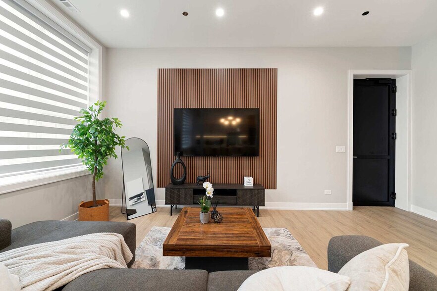 Building Photo - 801 S Western Ave