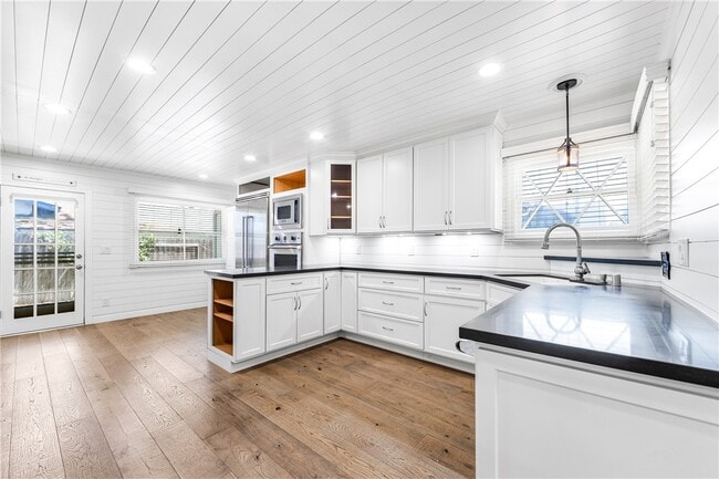 Building Photo - 1281 La Colina Dr