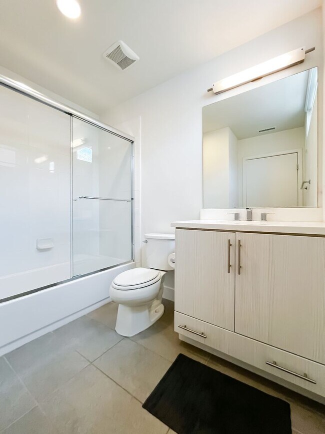 Building Photo - Spacious Light-Flooded 3-Story Silver Lake...