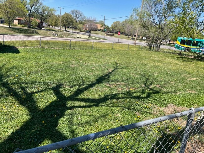 Building Photo - Cute 2 Bedroom 1 Bath Duplex