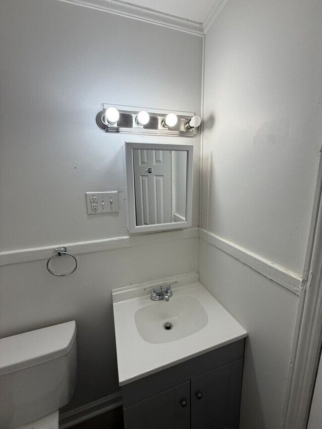 Building Photo - 605 Betty St